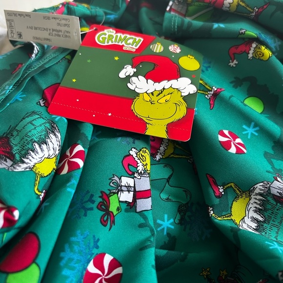 BNWT Dr. Seuss The Grinch Women’s Christmas Festive Print Scrub Top 3X - Picture 1 of 2